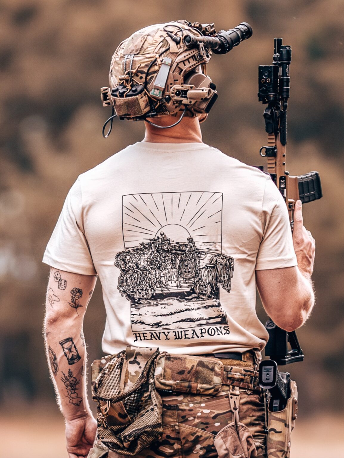 20240822_144455.jpg tshirt con design di un plotone armi pesanti con due veicoli e un'arma calibro .50 montata