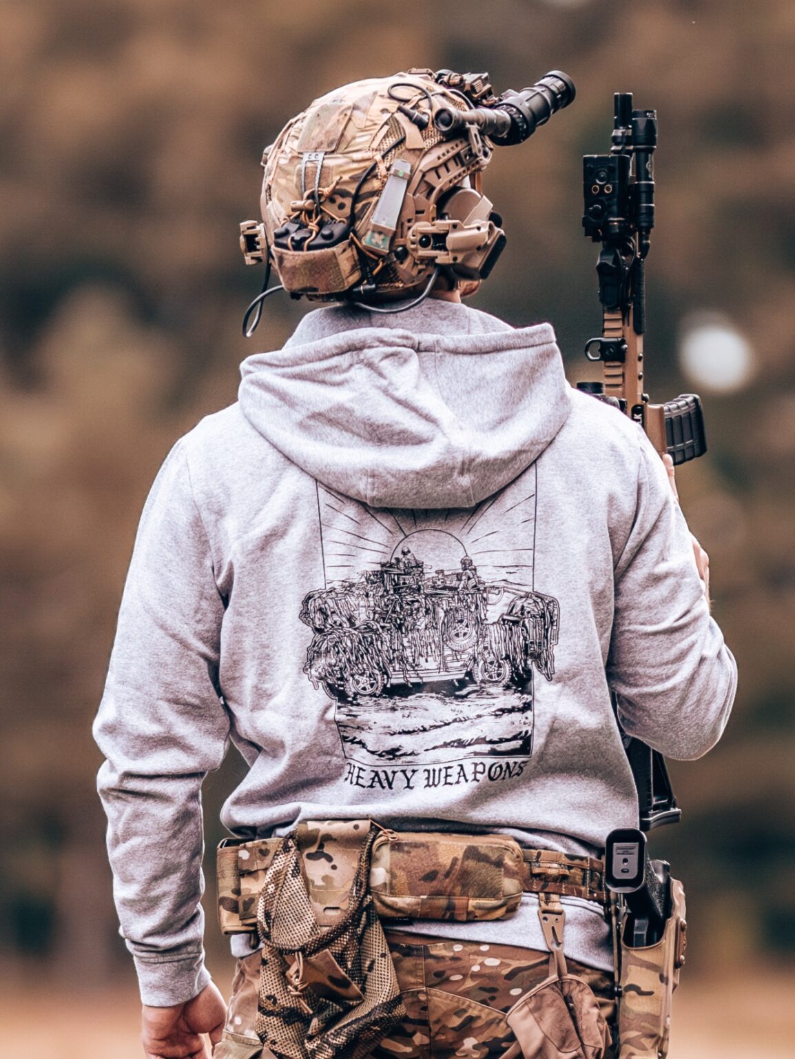 20240822_144711.jpg Hoodie au design d'une section d'armes lourdes, avec deux véhicules et une arme de calibre .50 sur affût