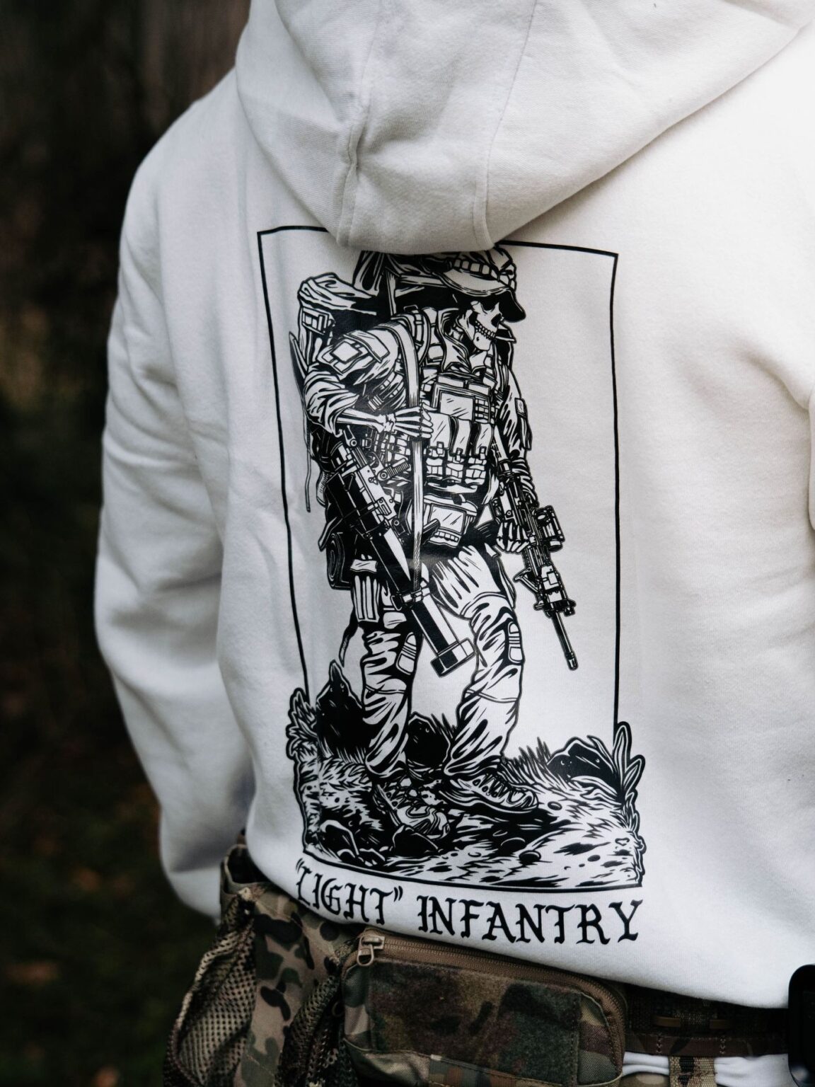Détail du Light Infantry Hoodie, vêtement militaire par The Trace