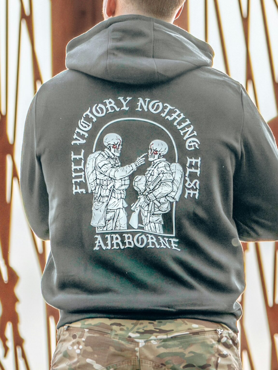 Hoodie au design de la Seconde Guerre mondiale représentant deux soldats avant un saut en parachute