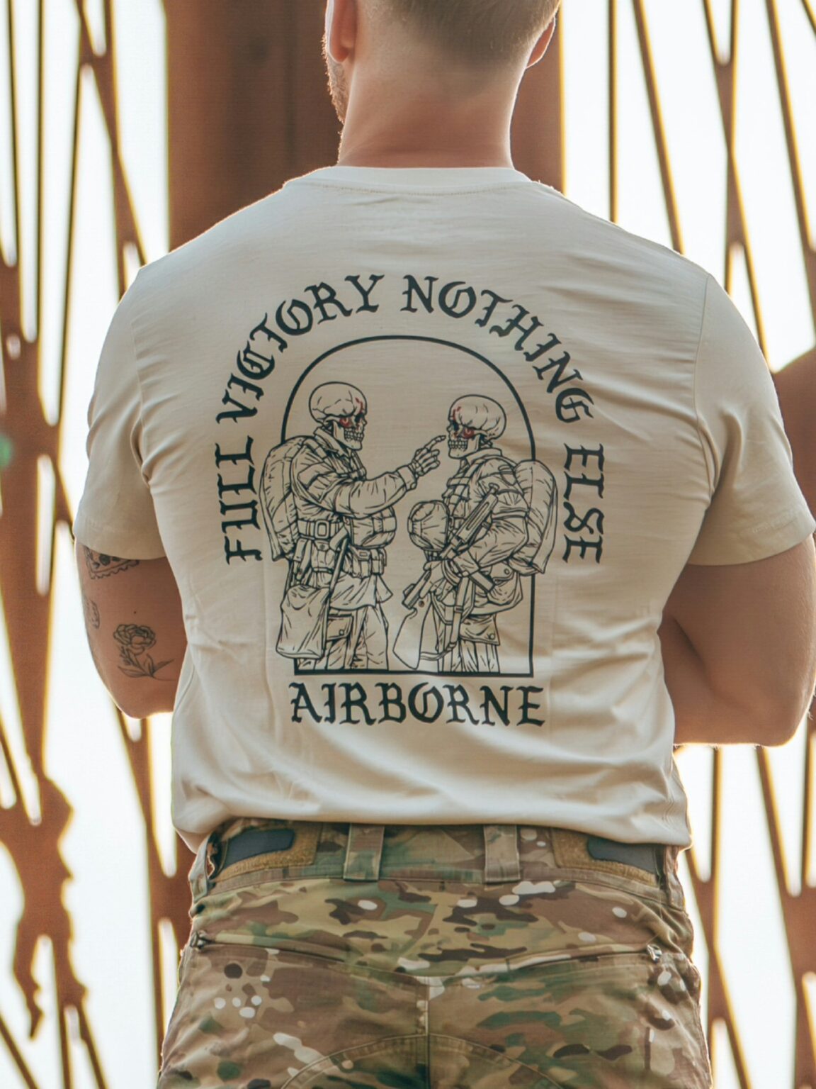 T-shirt avec design de la Seconde Guerre mondiale montrant deux soldats avant un saut en parachute