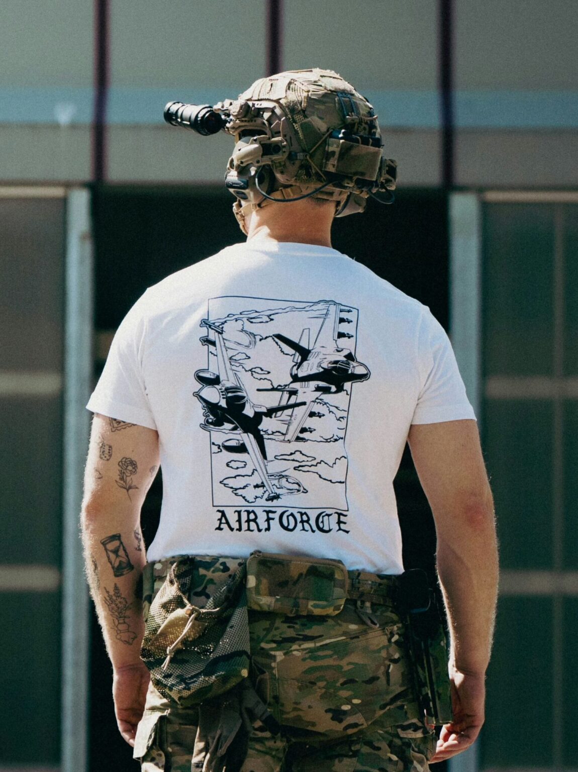 T-shirt léger avec un F-16 et un F-35 en plein vol, un hommage à la vitesse, à la précision et à la puissance