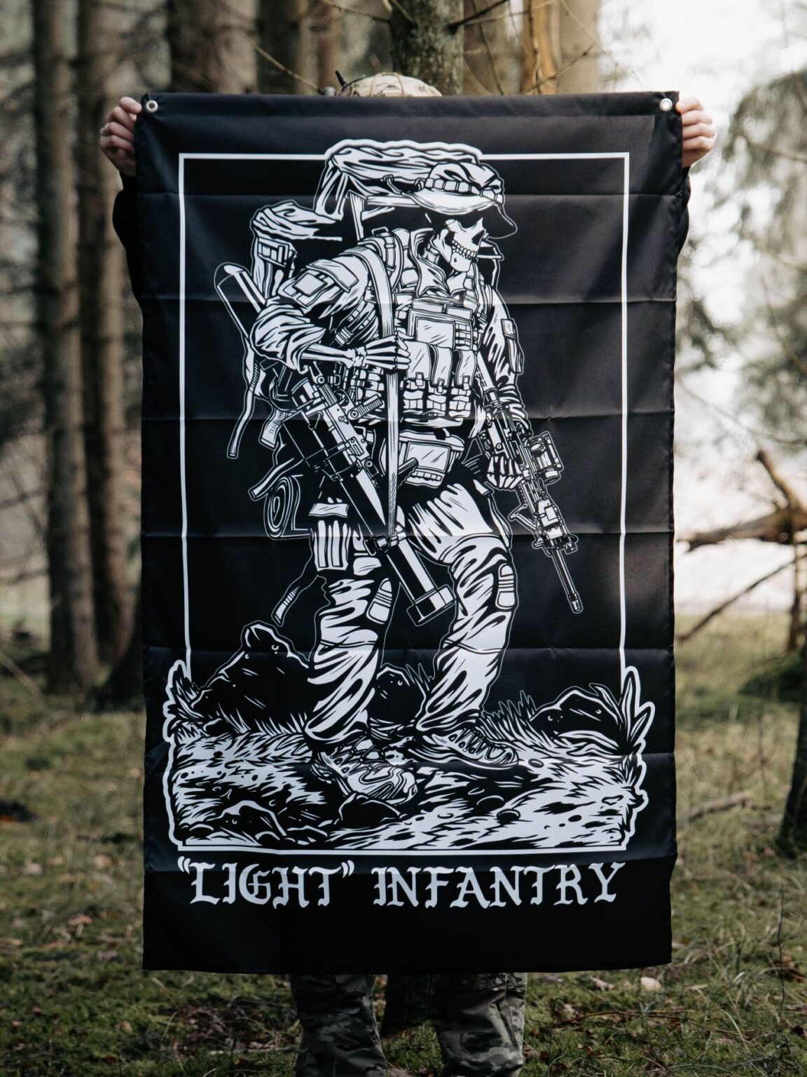 Light Infantry vlag 1 flag from The Trace depicting Light Infantry design with a soldier standing with a heavy backpack
