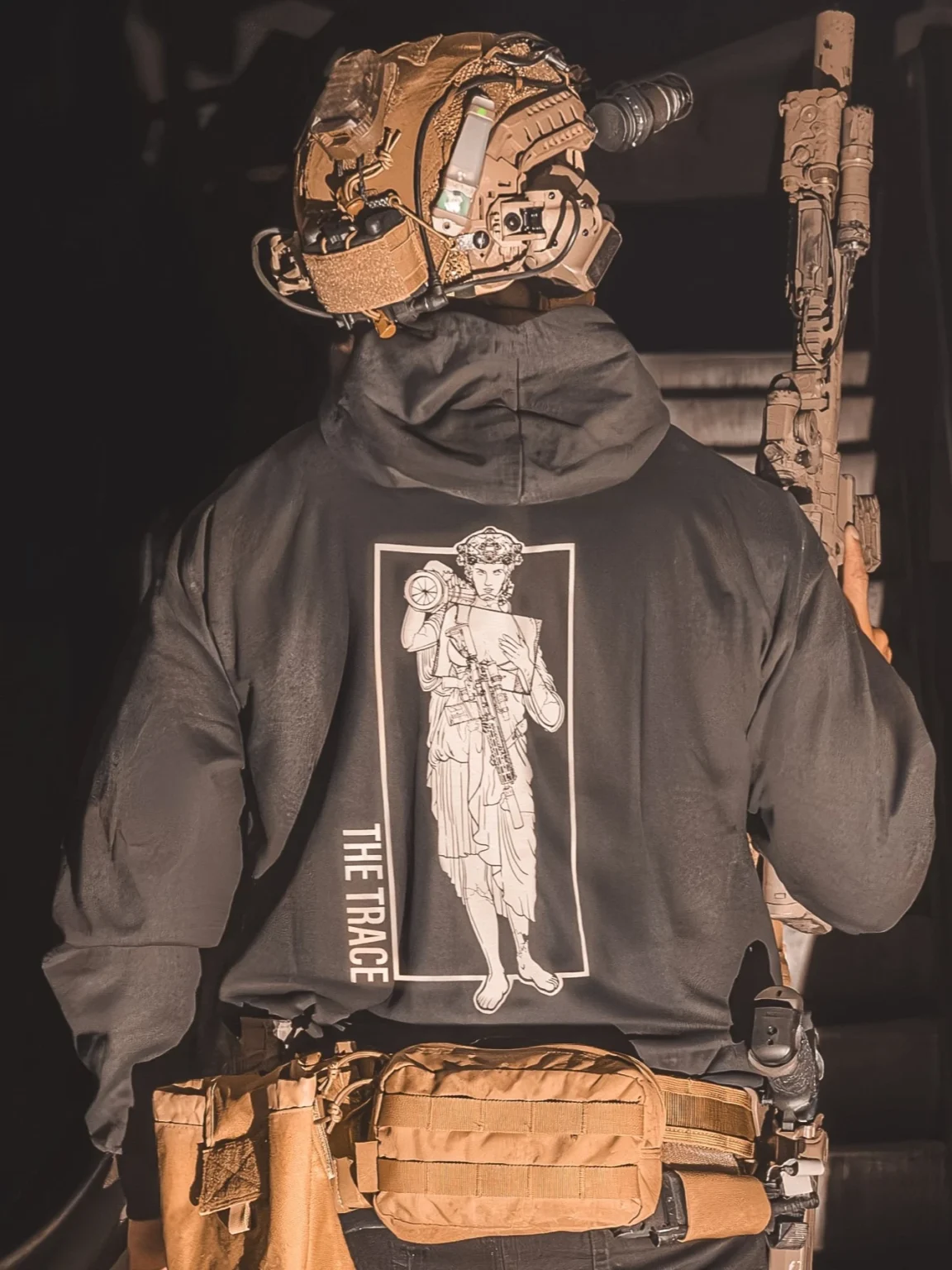 20231223_155429 Hoodie noir avec une fille portant une arme antichar.