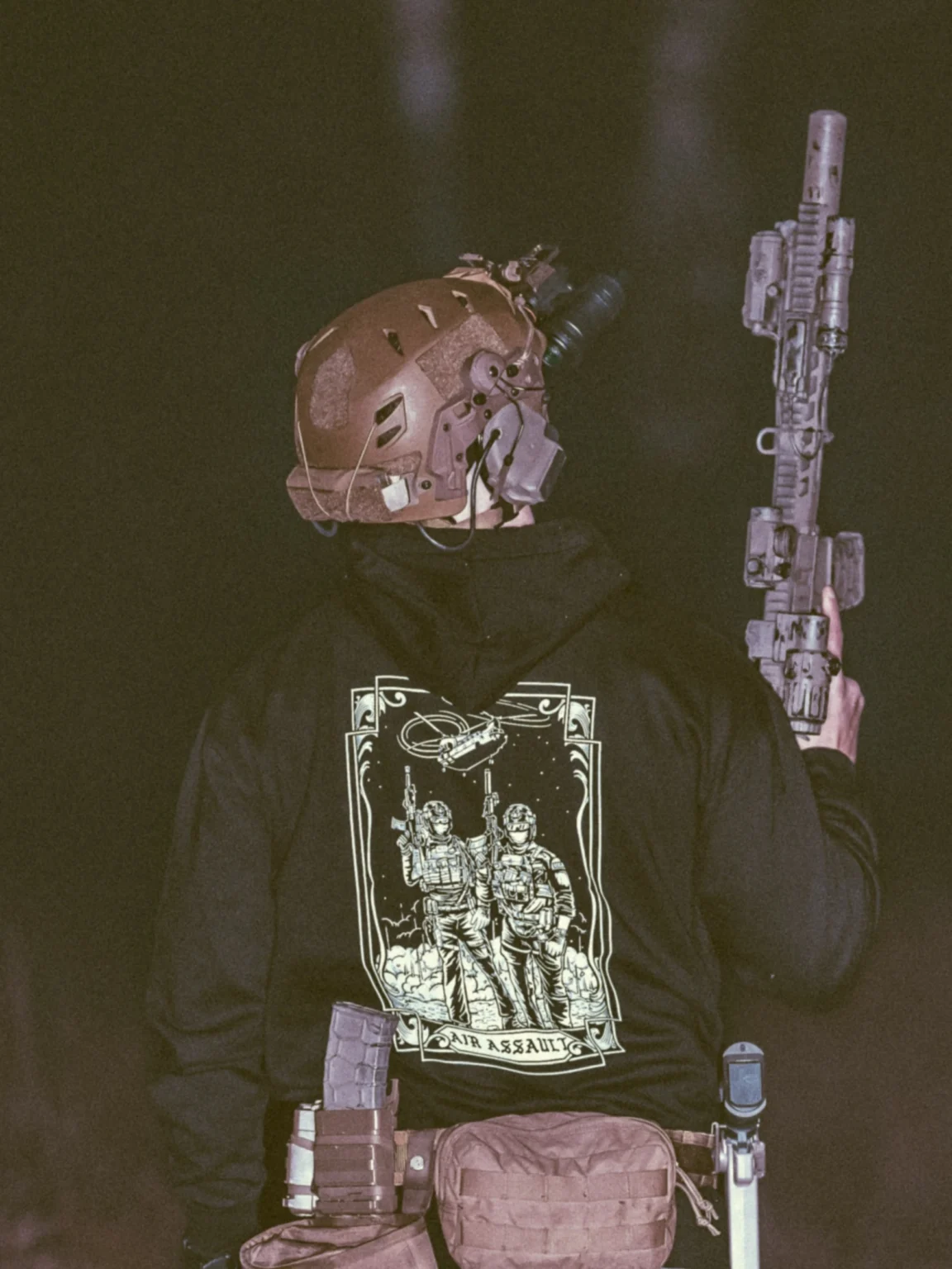 Air-Assault-hoodie-zwart-achterkant-edit the trace apparel collection featuring 2 air assault operators standing in front of a chinook