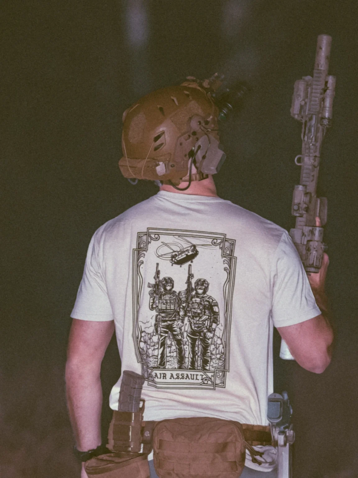 Air-Assault-shirt-sand-achterkant-edit the trace apparel collection featuring 2 air assault operators standing in front of a chinook