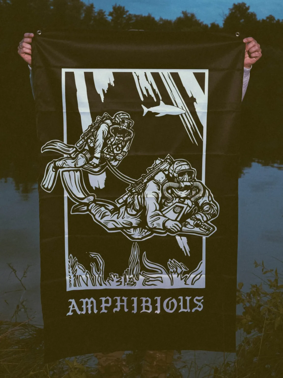 Amphibious-flag Amphibious Flag, article militaire signé The Trace