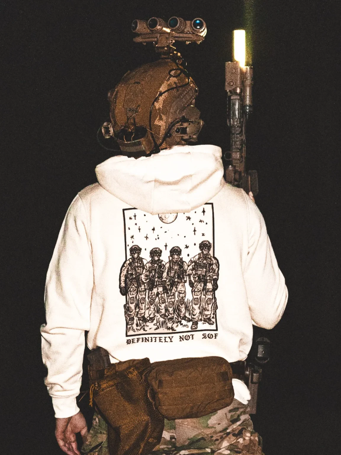 Hoodie blanc de The Trace avec une unité des forces spéciales et l'inscription « definitely not sof »