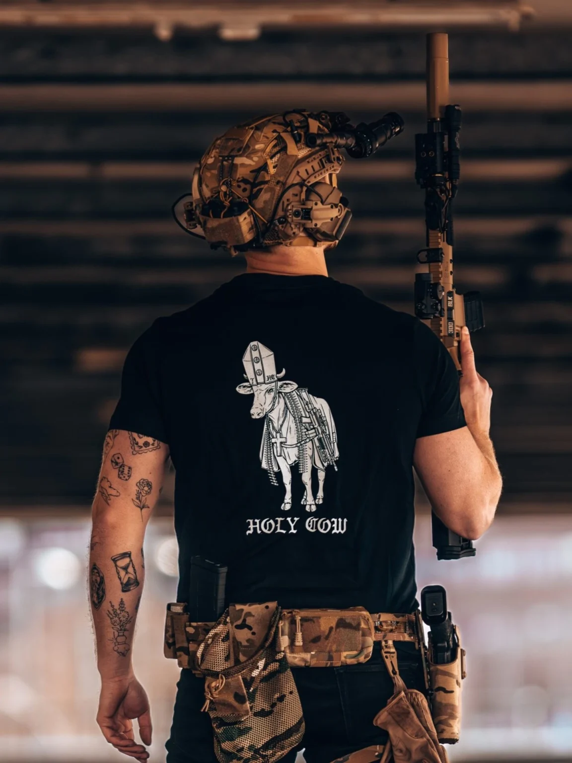 Holy-cow-shirt_1 collection de vêtements The Trace avec une vache sacrée armée jusqu'aux dents