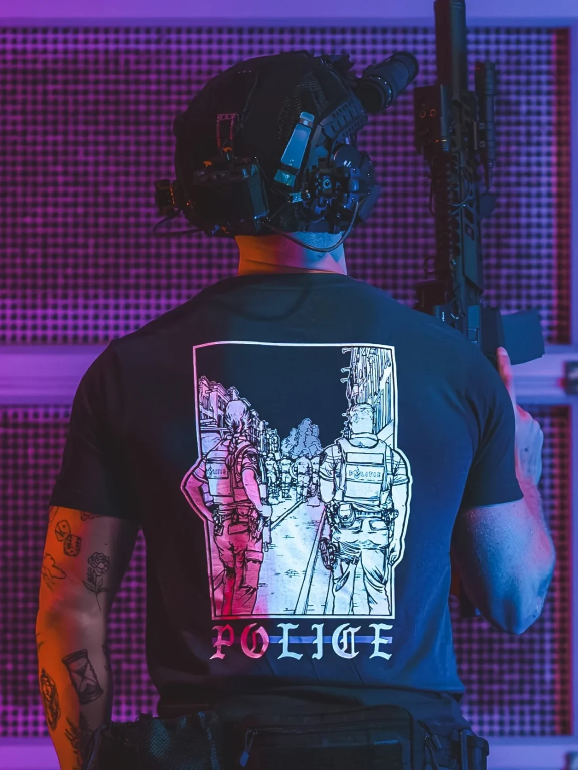 Police-shirt-navy Collection de vêtements The Trace avec deux policiers debout dans une rue en train d'observer une émeute
