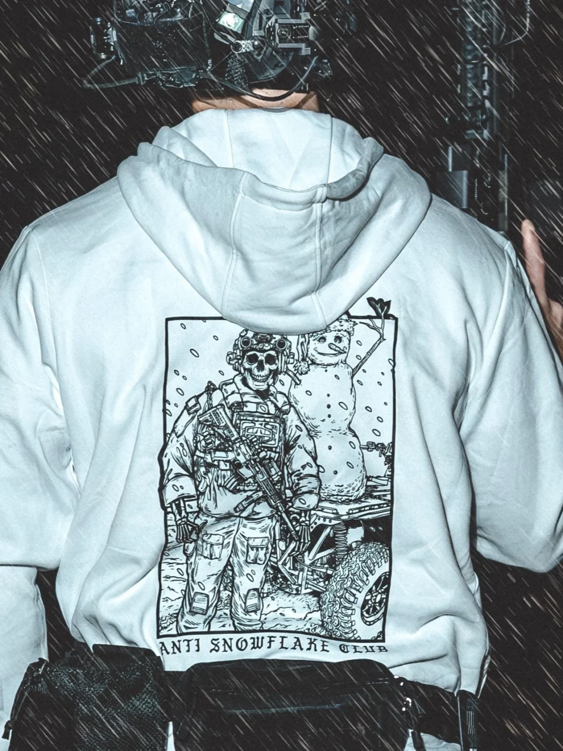 Collection de vêtements The Trace avec un design montrant un opérateur militaire à côté d'un bonhomme de neige, avec l'inscription « anti snow flake club »