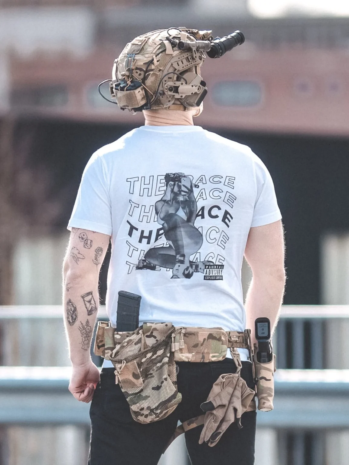 Collection The Trace avec l'un de nos designs les plus marquants, une femme au casque militaire