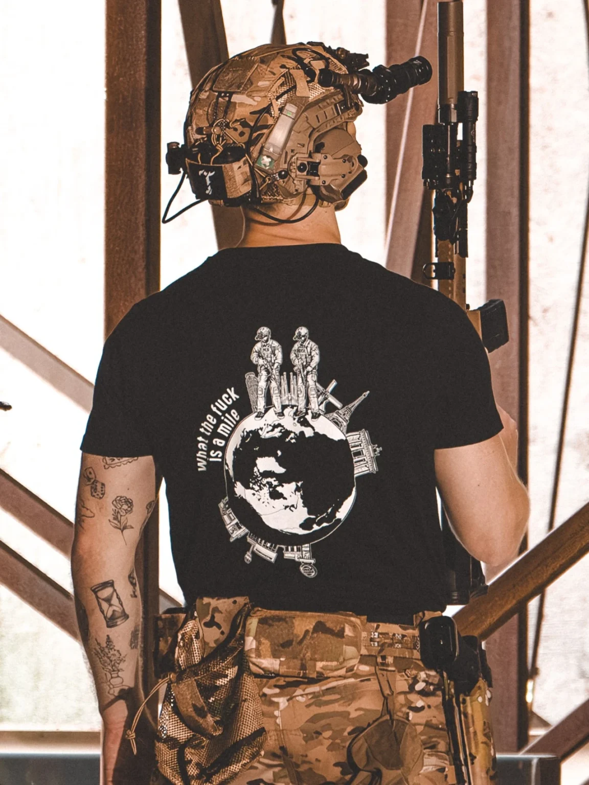 la collection de vêtements The Trace avec 2 opérateurs debout en Europe observant l'Amérique et se demandant ce qu'est un mile