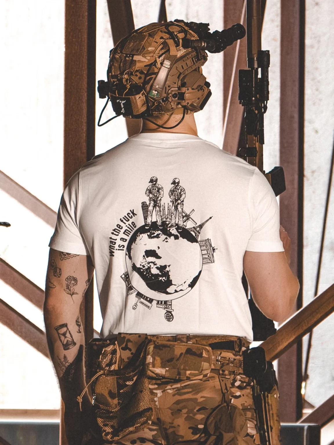 la collection de vêtements The Trace avec 2 opérateurs debout en Europe observant l'Amérique et se demandant ce qu'est un mile