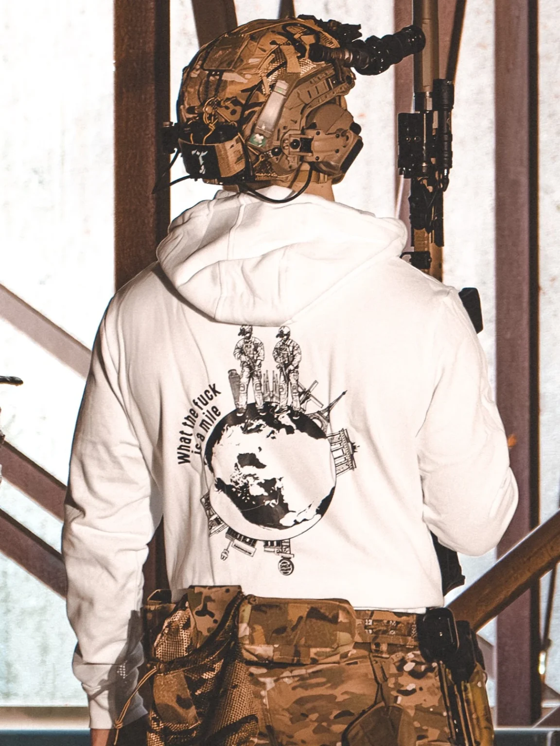 la collection de vêtements The Trace avec 2 opérateurs debout en Europe observant l'Amérique et se demandant ce qu'est un mile