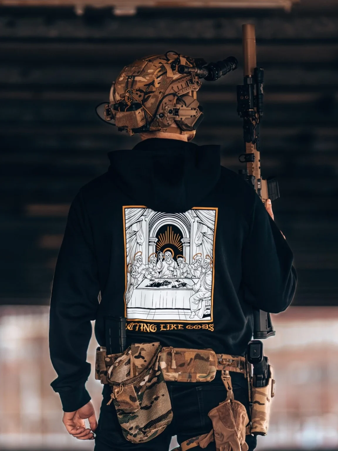 Collection The Trace avec un groupe de personnes se prenant pour des dieux et débattant des pays qu'ils voudraient rayer de la carte
