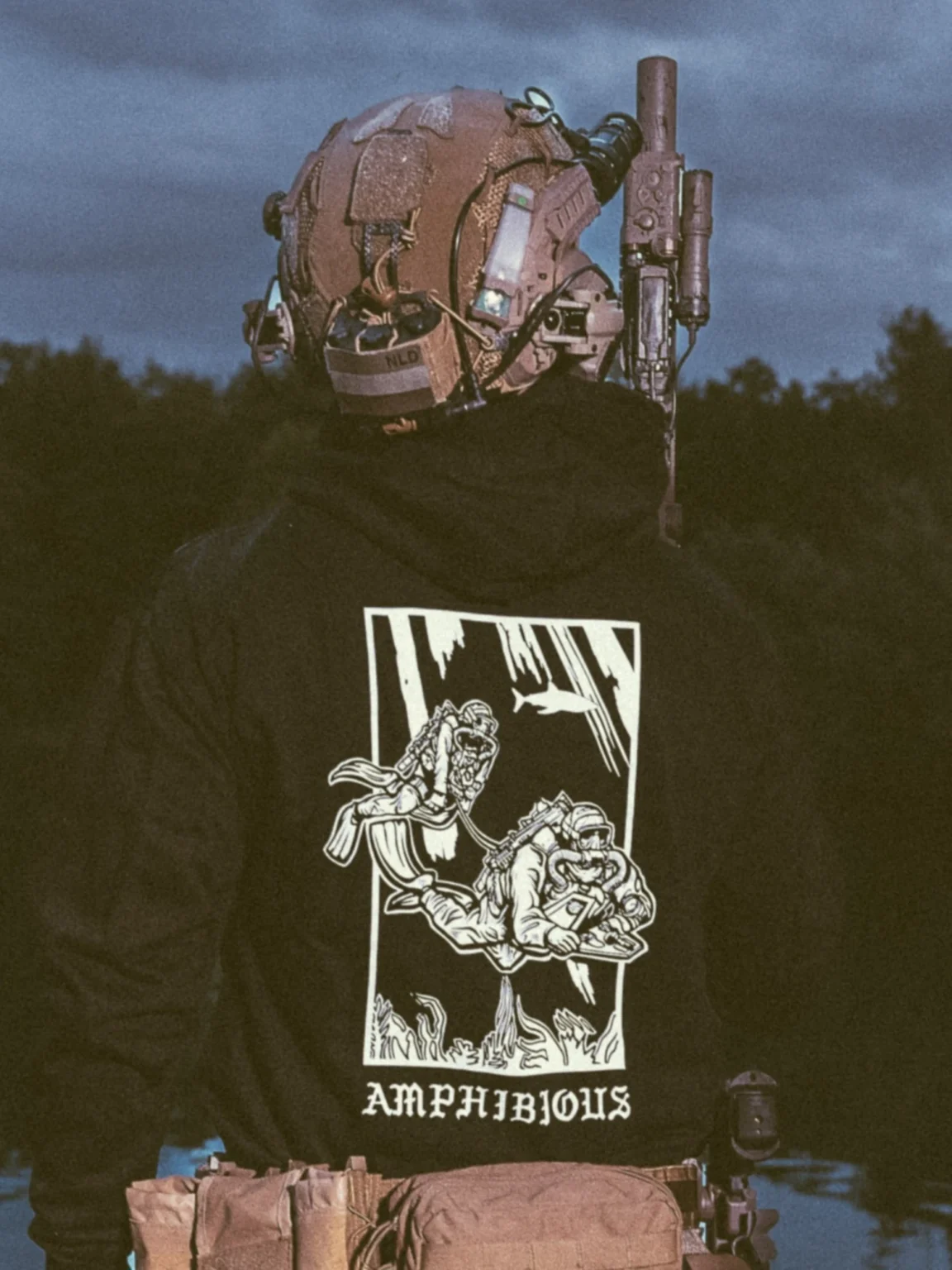 amphibious-hoodie-black collezione di abbigliamento The Trace con due sommozzatori della ricognizione militare che nuotano sott'acqua