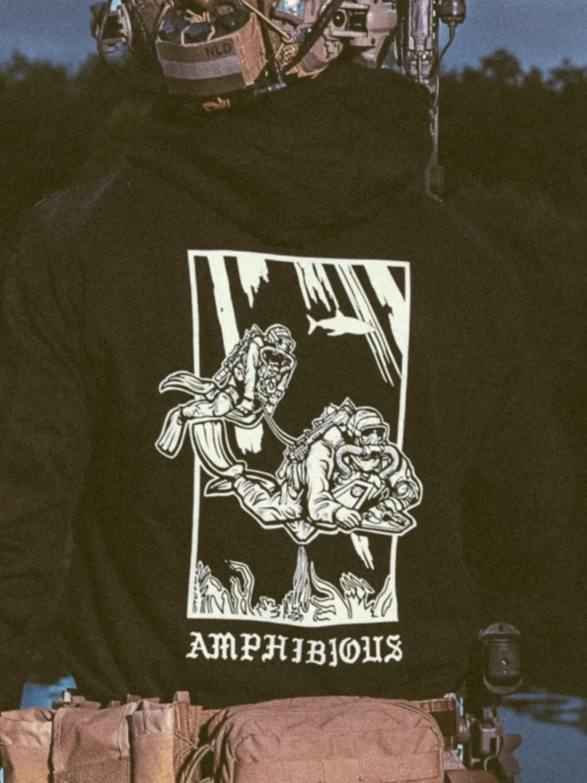 collezione di abbigliamento The Trace con due sommozzatori della ricognizione militare che nuotano sott'acqua