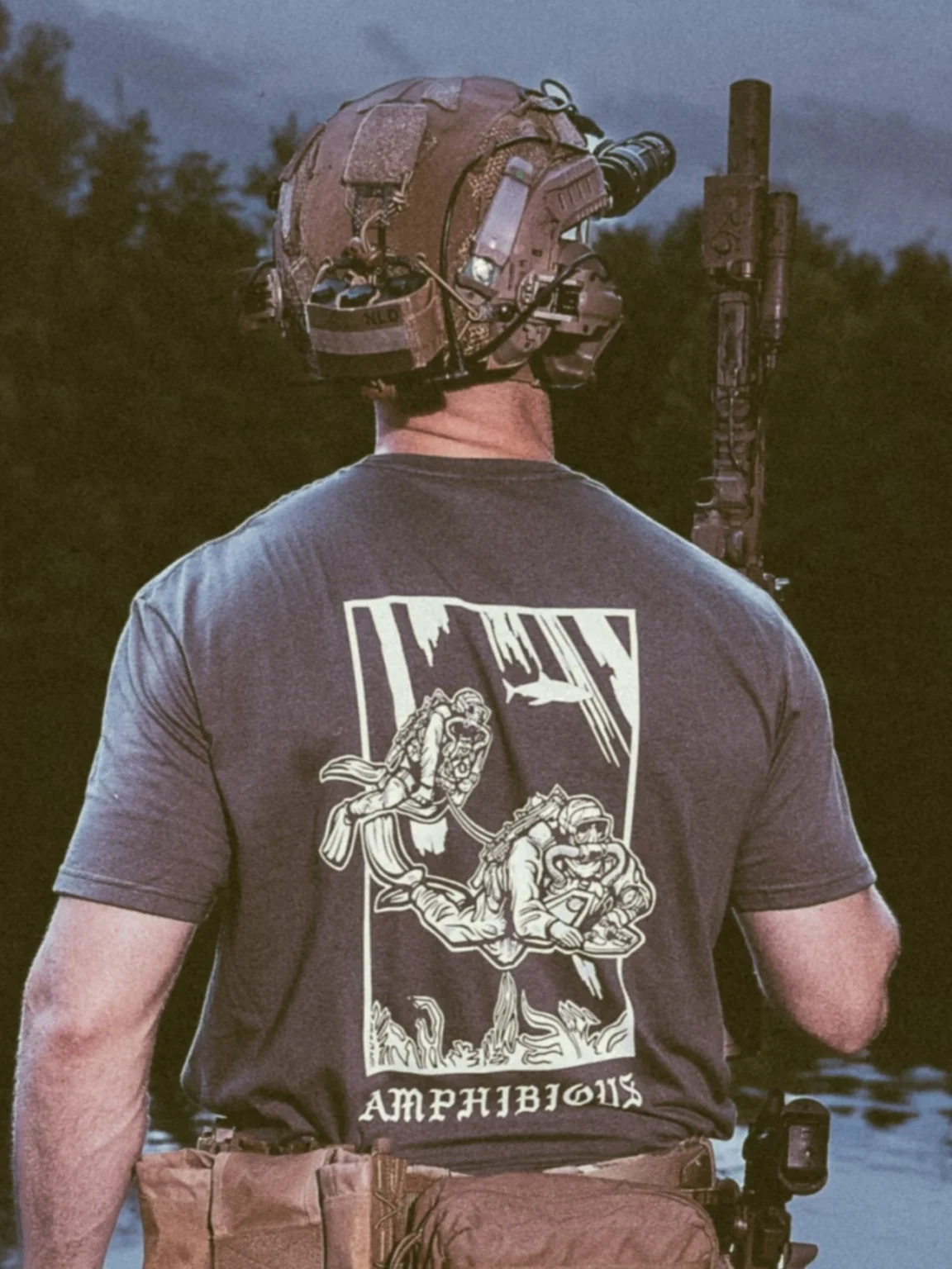 amphibious-shirt-dark-shadow collezione di abbigliamento The Trace con due sommozzatori della ricognizione militare che nuotano sott'acqua
