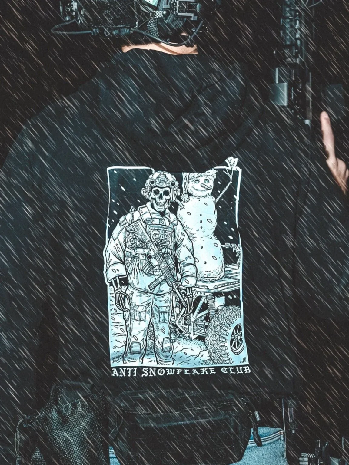 Collection de vêtements The Trace avec un design montrant un opérateur militaire à côté d'un bonhomme de neige, avec l'inscription « anti snow flake club »