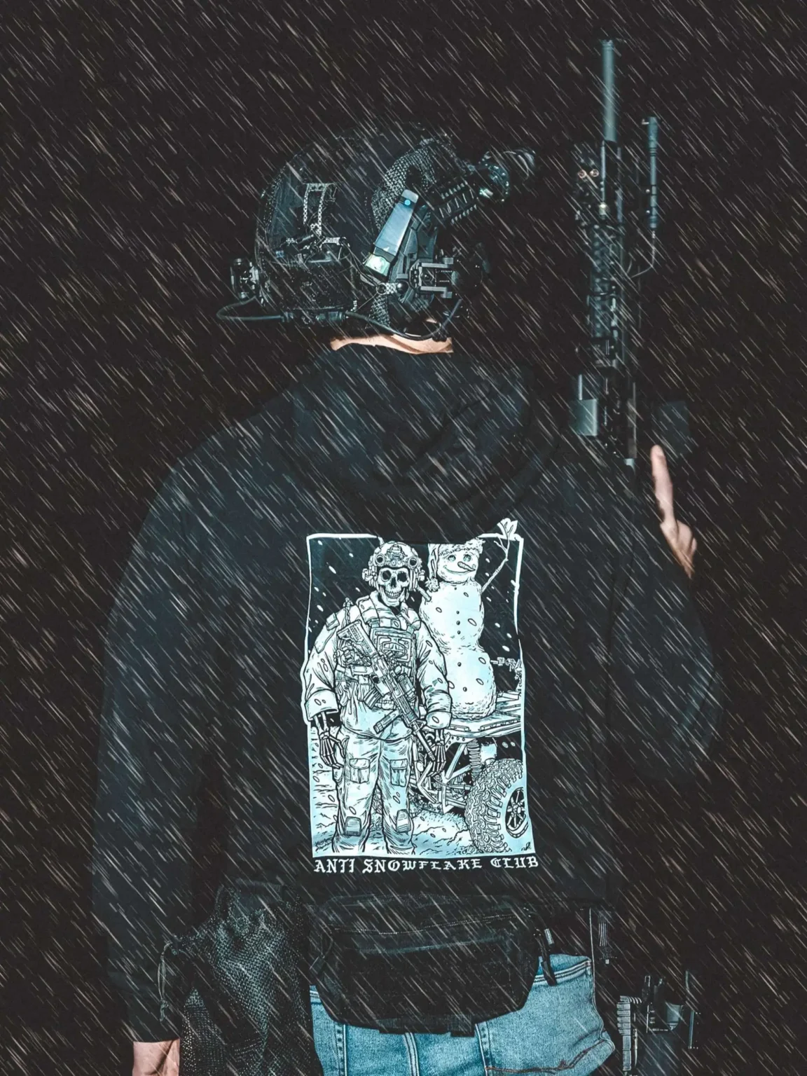 anti-Snowflake-design-black-hoodie_2 Collection de vêtements The Trace avec un design montrant un opérateur militaire à côté d'un bonhomme de neige, avec l'inscription « anti snow flake club »