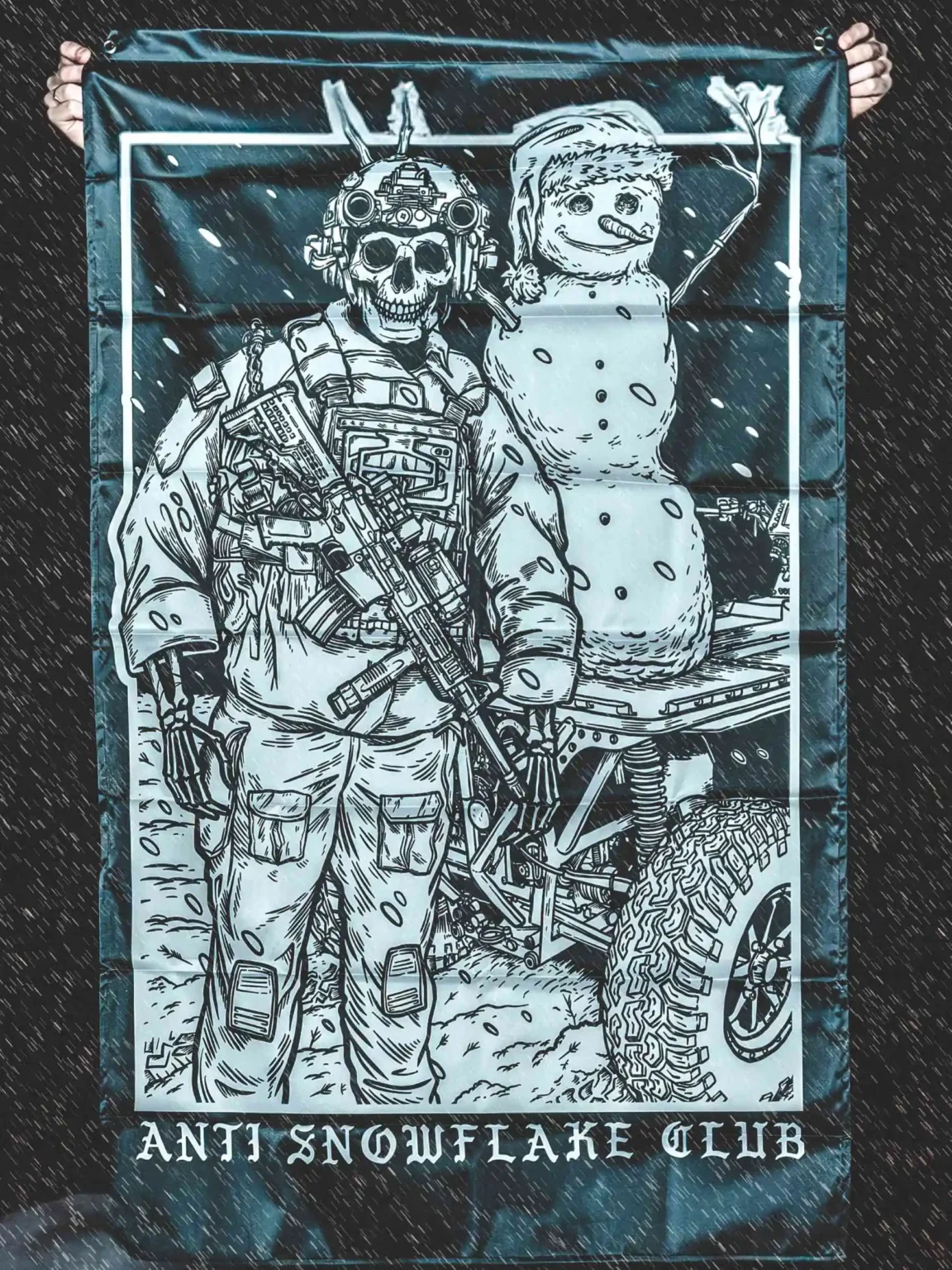 Collection de vêtements The Trace avec un design montrant un opérateur militaire à côté d'un bonhomme de neige, avec l'inscription « anti snow flake club »