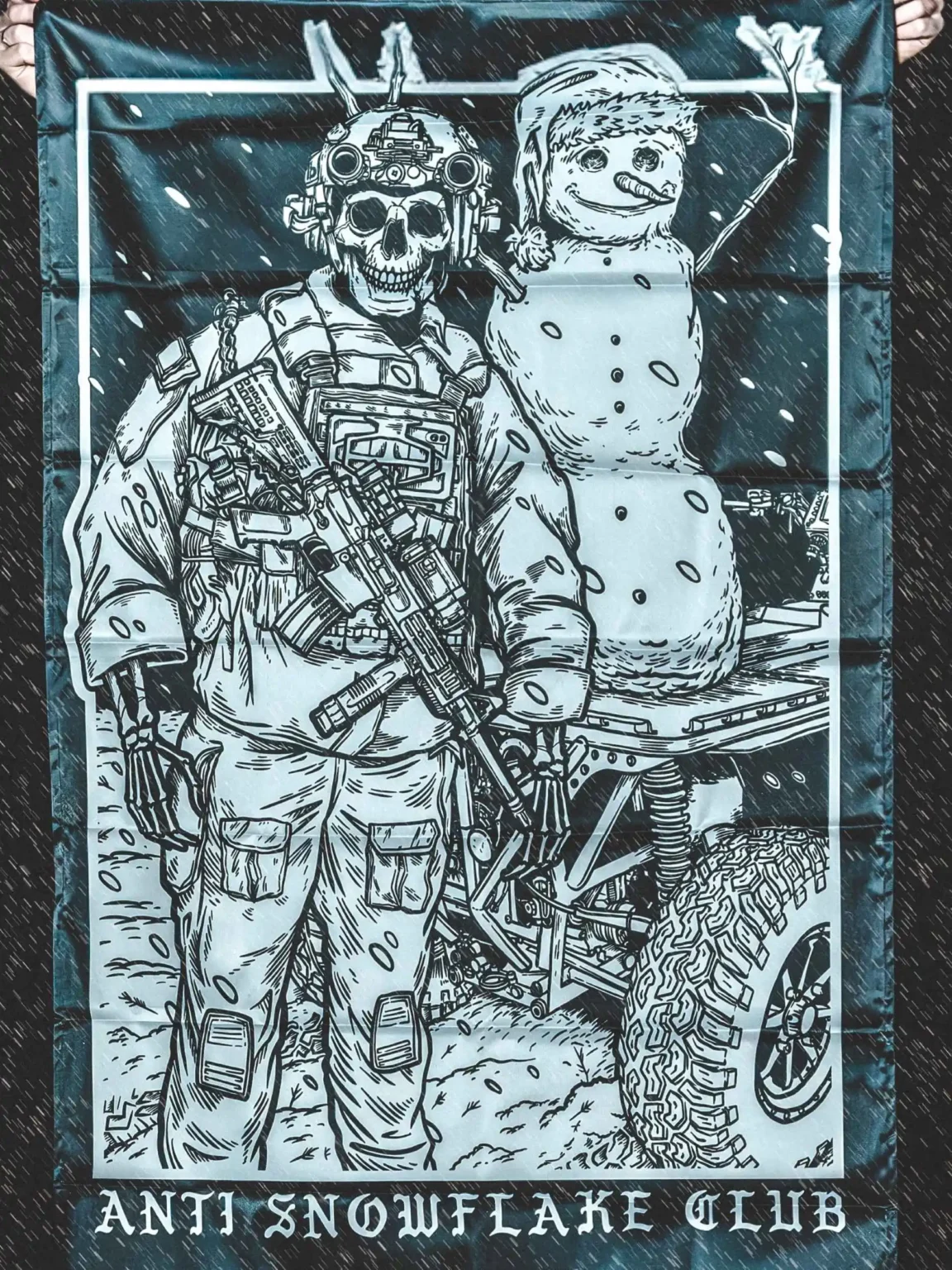 Collection de vêtements The Trace avec un design montrant un opérateur militaire à côté d'un bonhomme de neige, avec l'inscription « anti snow flake club »