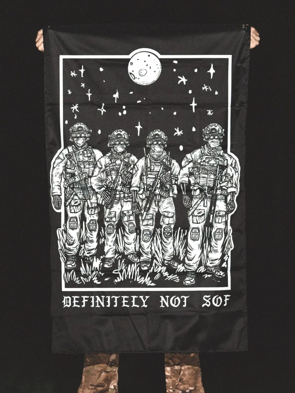 Hoodie blanc de The Trace avec une unité des forces spéciales et l'inscription « definitely not sof »