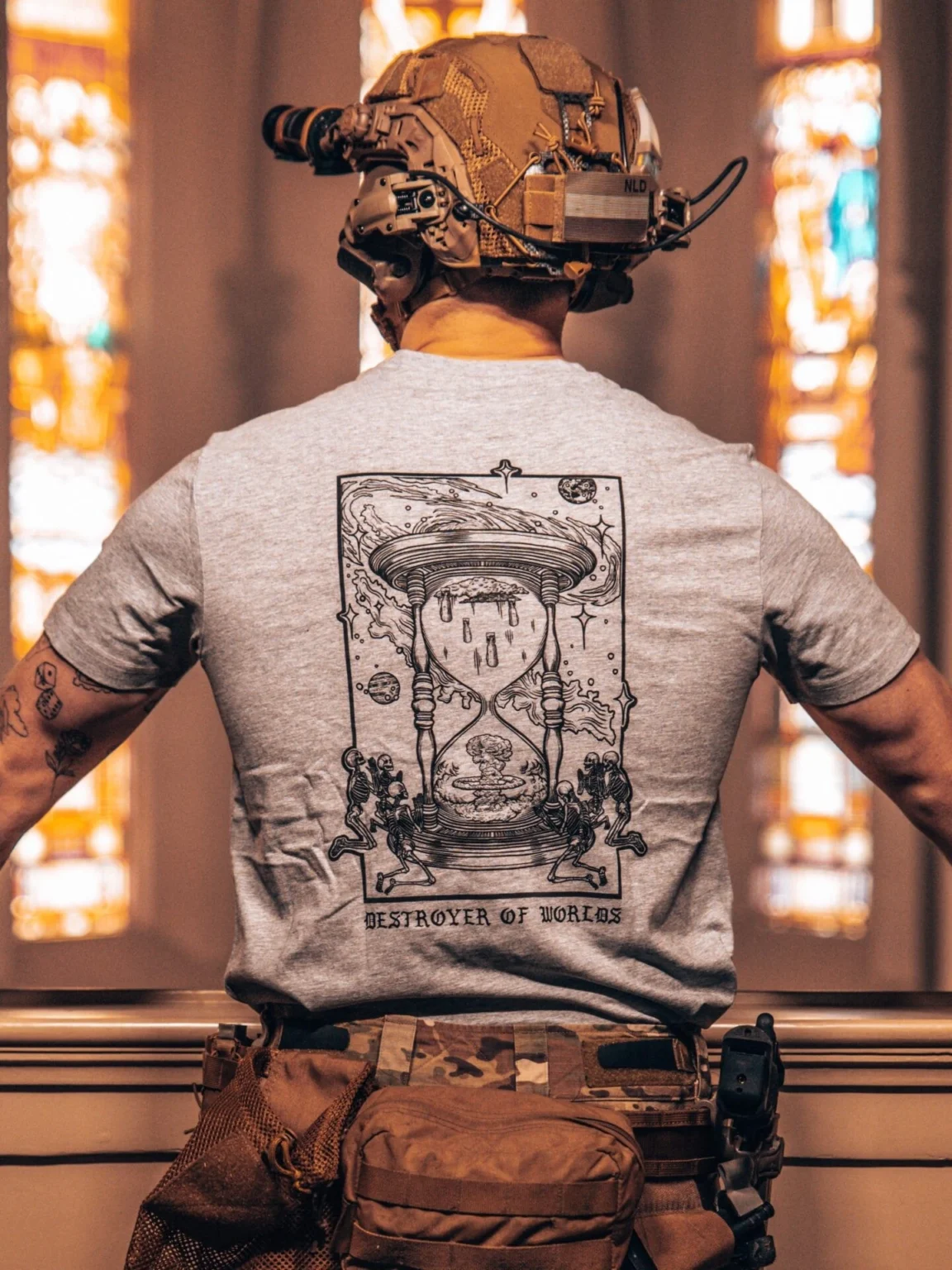 destroyer-of-worlds-heather-grey-shirt_1 Collection de vêtements The Trace avec des squelettes priant devant un sablier dans lequel tombent des armes atomiques