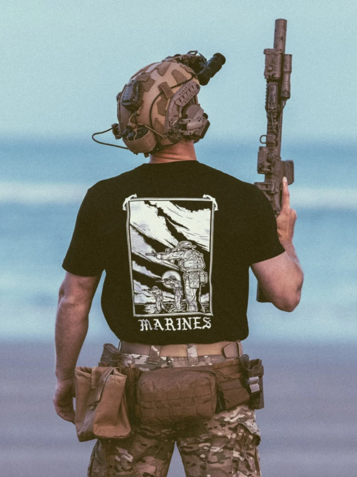 marines-shirt-black collezione di abbigliamento The Trace con dei marines in piedi, in parte immersi nell'acqua