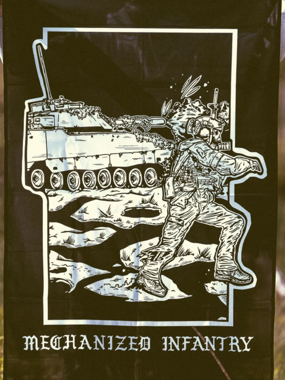 collezione di abbigliamento The Trace con soldati che combattono accanto a un veicolo militare CV90