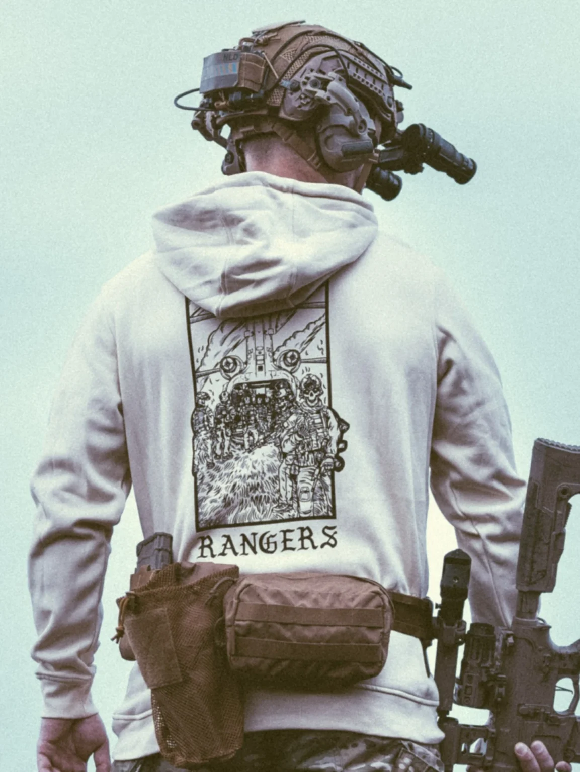 Collection de vêtements The Trace avec des rangers embarquant à bord d'un Chinook