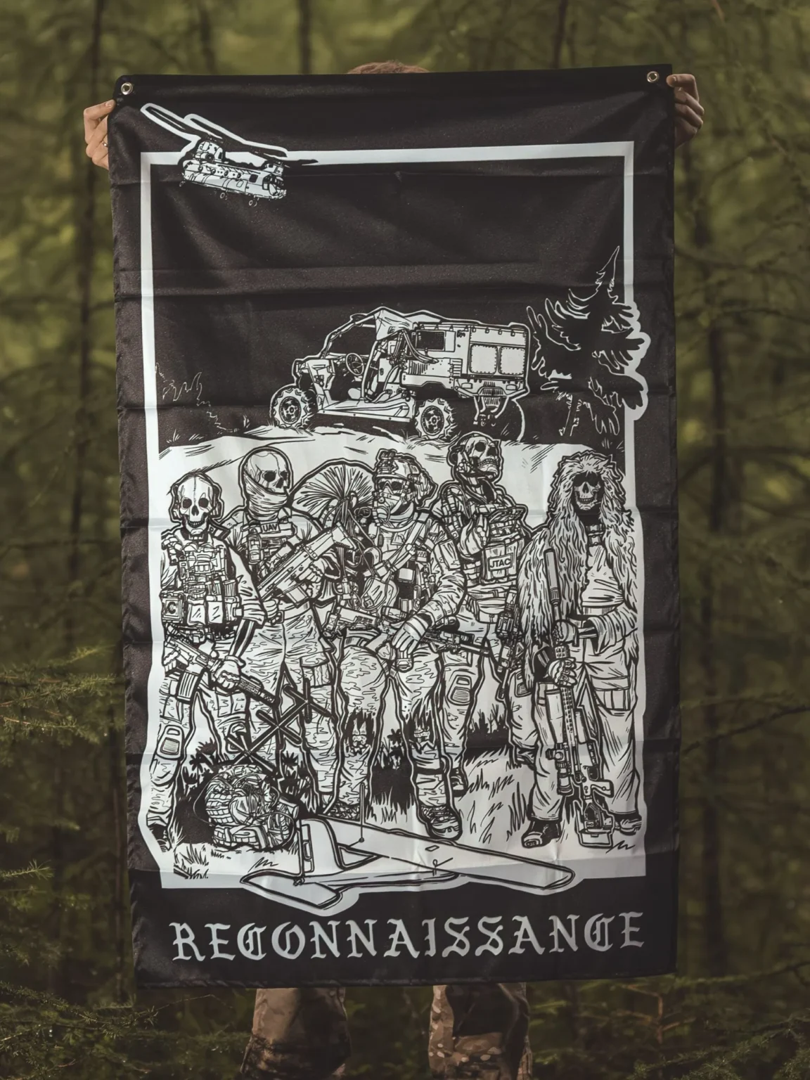 Collection de vêtements The Trace avec un groupe de reconnaissance militaire posté à côté de son équipement