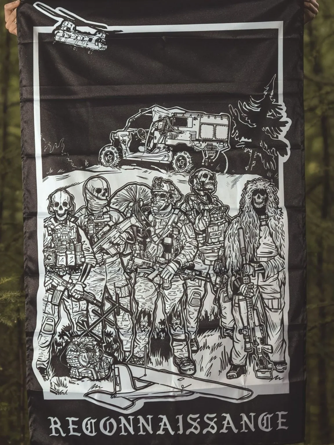 Collection de vêtements The Trace avec un groupe de reconnaissance militaire posté à côté de son équipement