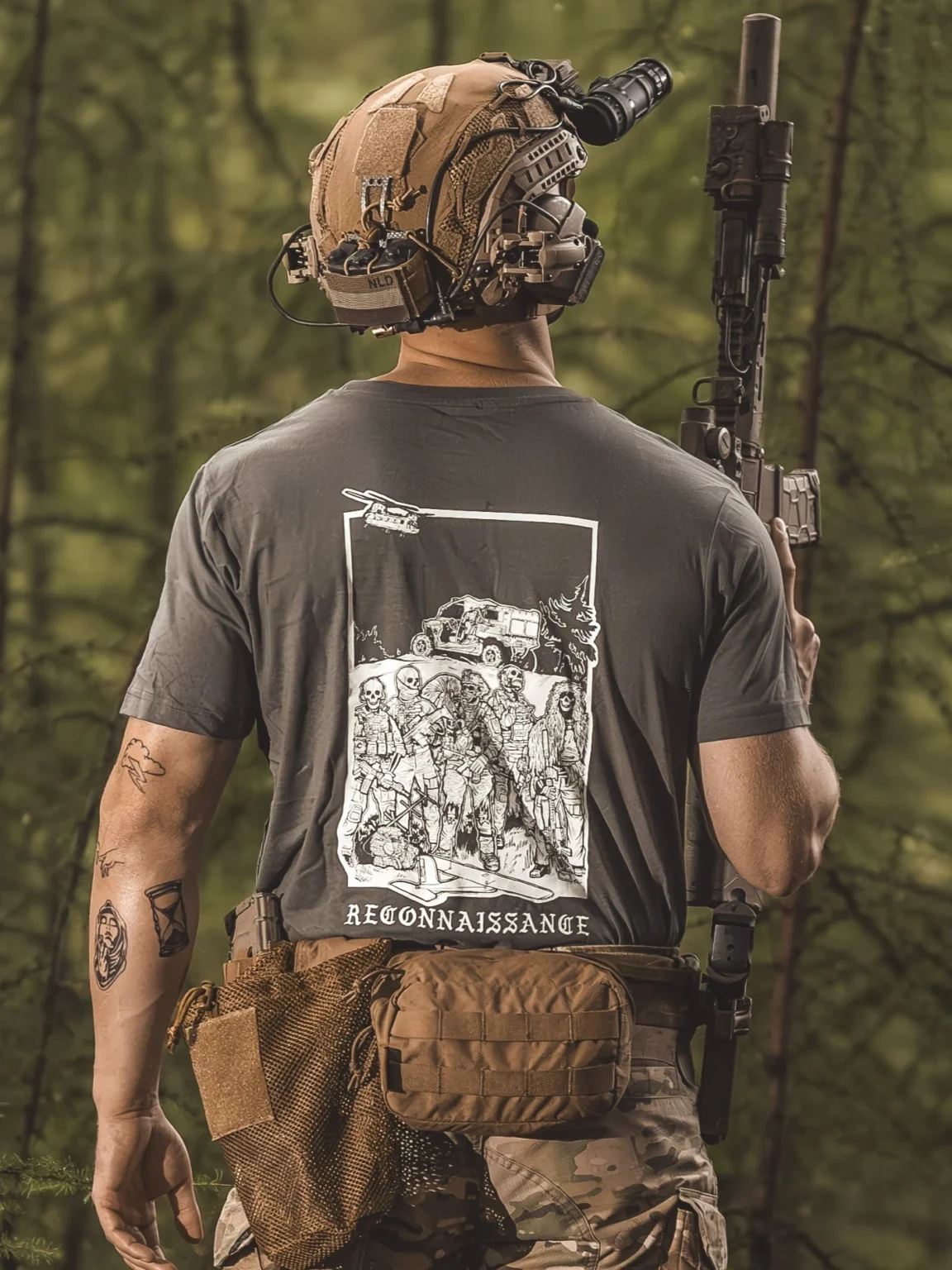 reconnaissance-shirt-dark-shadow collezione di abbigliamento The Trace con un gruppo di ricognizione militare accanto al proprio equipaggiamento