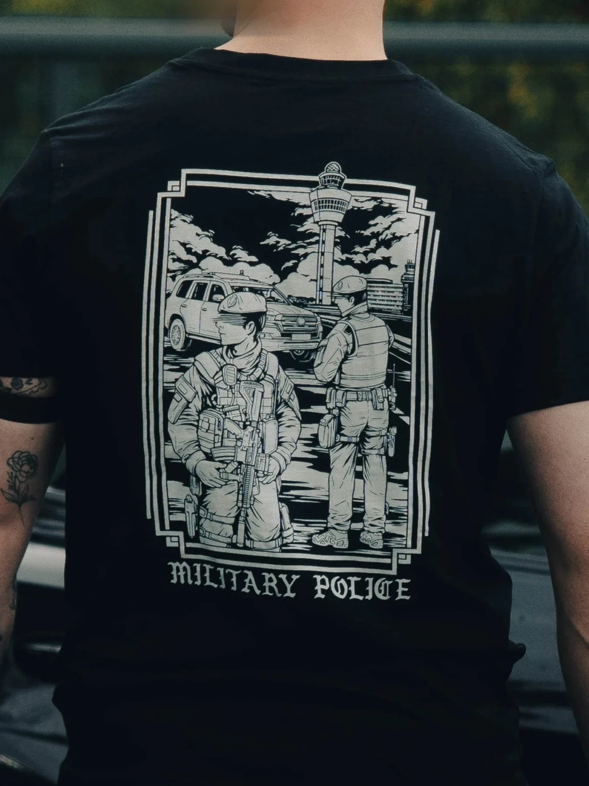Military Police Tee, vue 2 par The Trace